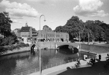 852987 Gezicht op de Tolsteegbrug en de Bijlhouwerbrug te Utrecht, met het politiebureau Tolsteeg.